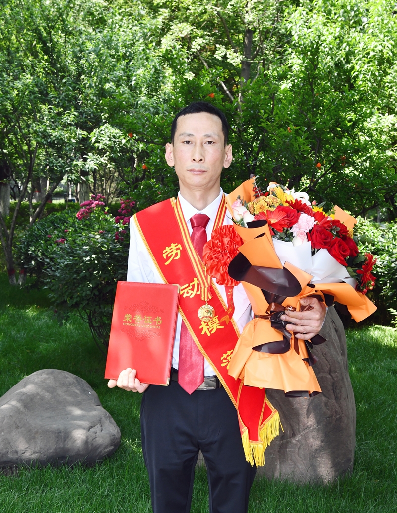 扎根一线做楷模 焊花照亮钢铁路