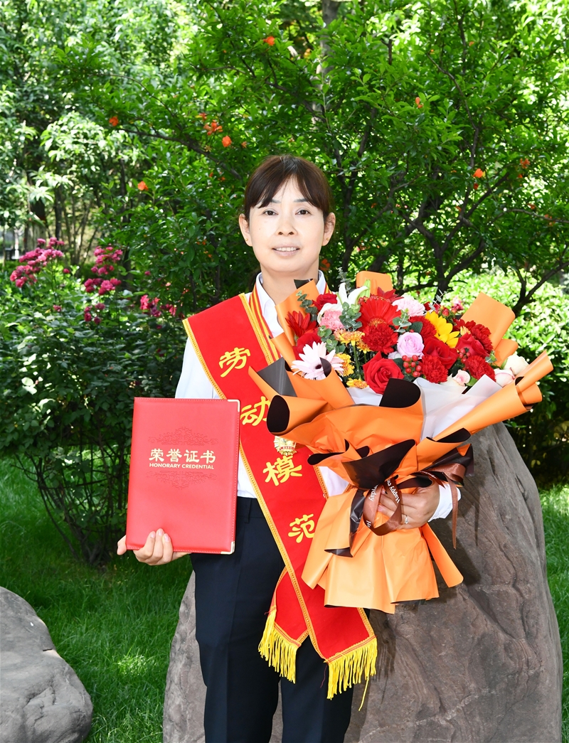 天车巾帼展风度 铿锵玫瑰绽青春